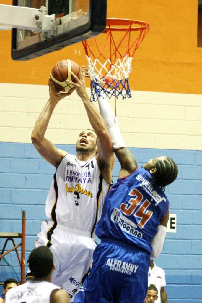 Alex Rivas Don Bosco se eleva frente al norteamericano Christopher Moore de La Cancha